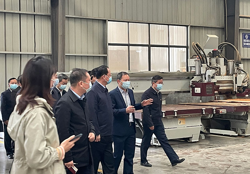 毛偉明省長(zhǎng)與桃花江竹材公司董事長(zhǎng)薛志成親切交談 毛偉明省長(zhǎng)與桃花江竹材公司董事長(zhǎng)薛志成親切交談