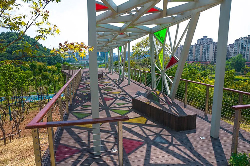 竹木平臺配彩色遮陽棚 竹木平臺配彩色遮陽棚