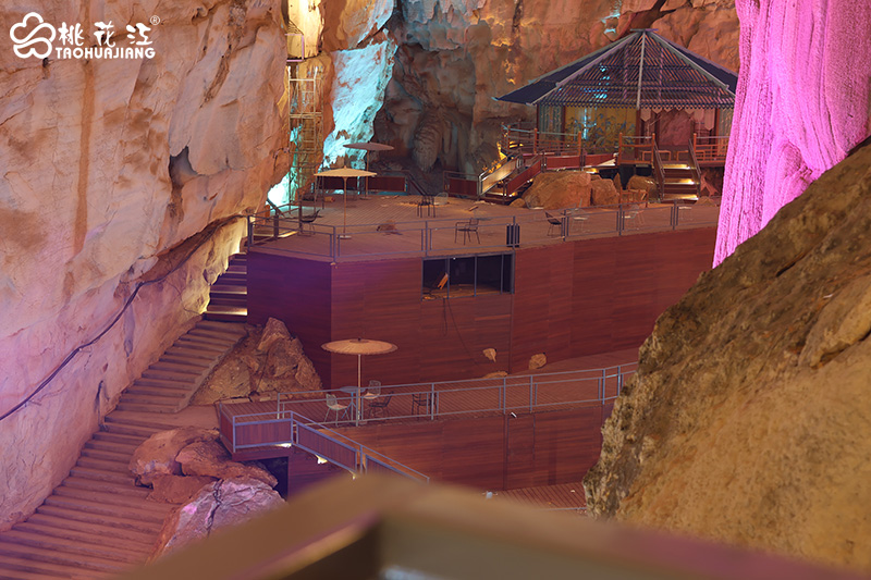 青云洞內(nèi)的桃花江棧道竹木地板 青云洞內(nèi)的桃花江棧道竹木地板