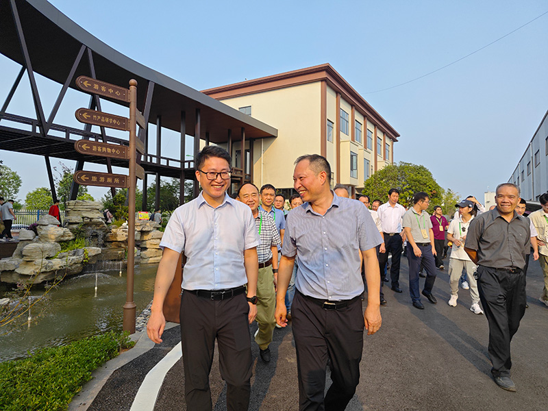 董事長與參觀領(lǐng)導(dǎo)相談甚歡 董事長與參觀領(lǐng)導(dǎo)相談甚歡