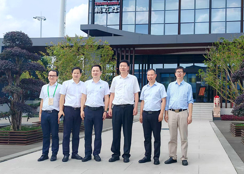 薛董事長與吳義強(qiáng)院士等相關(guān)領(lǐng)導(dǎo)在竹結(jié)構(gòu)科技示范樓前合影 薛董事長與吳義強(qiáng)院士等相關(guān)領(lǐng)導(dǎo)在竹結(jié)構(gòu)科技示范樓前合影