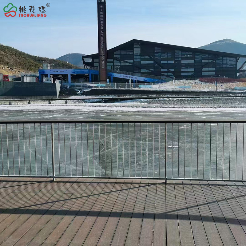 環(huán)湖棧道上的竹木地板和竹木扶手