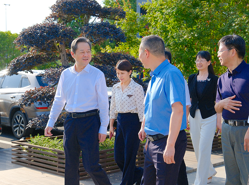 省政協(xié)副主席虢正貴來桃花江竹材調(diào)研，公司董事長(zhǎng)陪同介紹