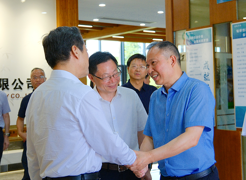 省政協(xié)副主席虢正貴來桃花江竹材調(diào)研，公司董事長(zhǎng)陪同介紹