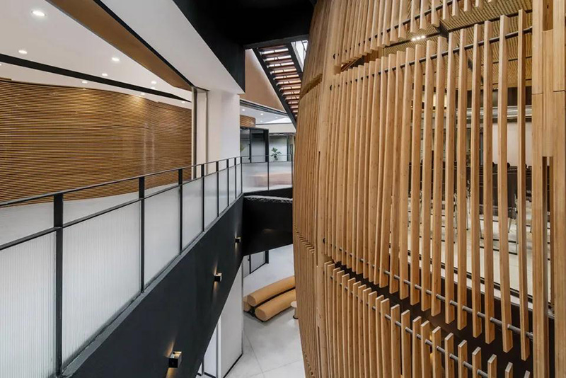 昆明大悅城優(yōu)客工場(chǎng)，懸浮于兩層之間的圓形竹樓